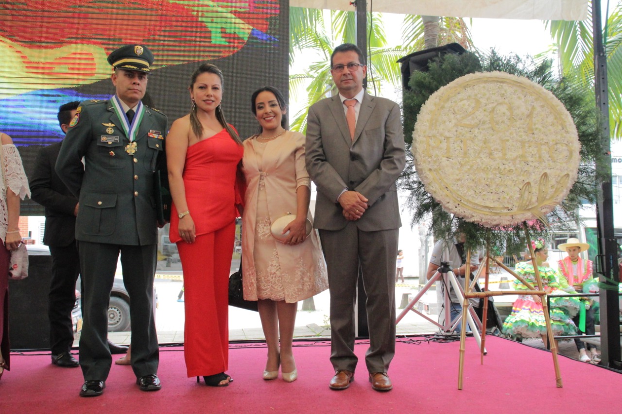 Coronel Roberto Contreras Félix, comandante batallón Magdalena y esposa. Sandra Lorena Solarte Ordóñez, gestora social de Pitalito y alcalde Miguel Antonio Rico Rincón.